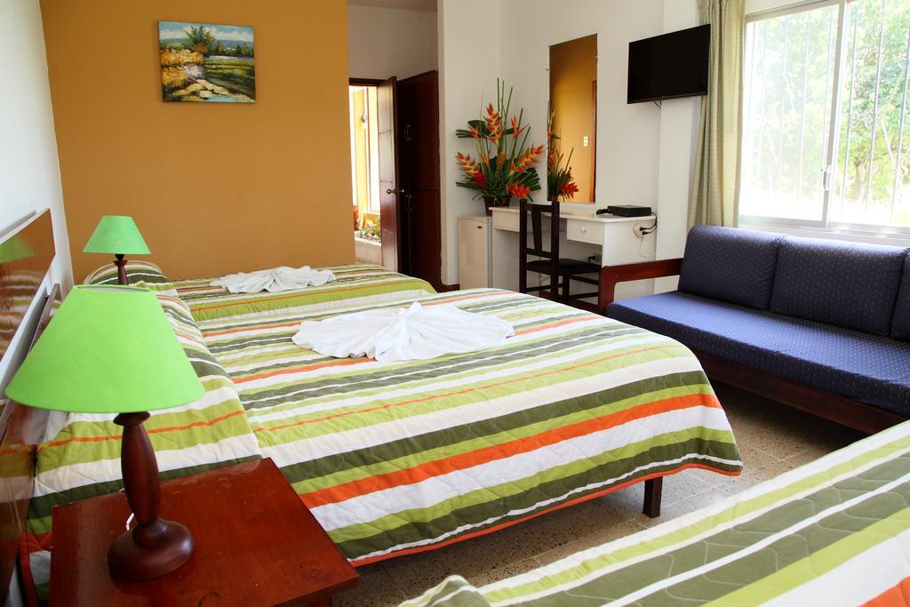 Hotel Puerto Ballesta Тонсупа Екстериор снимка