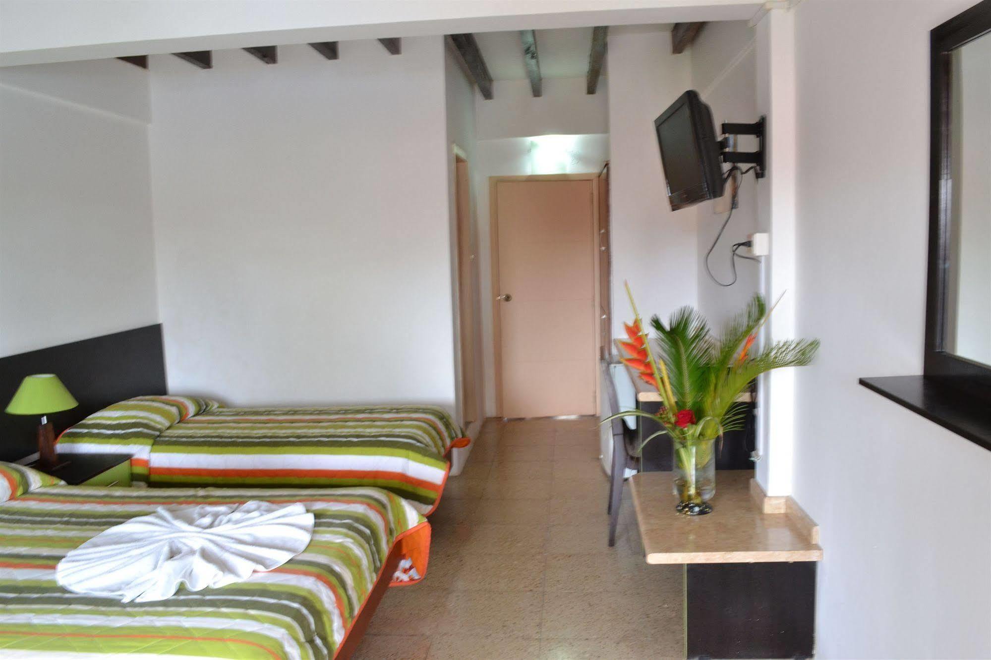 Hotel Puerto Ballesta Тонсупа Екстериор снимка